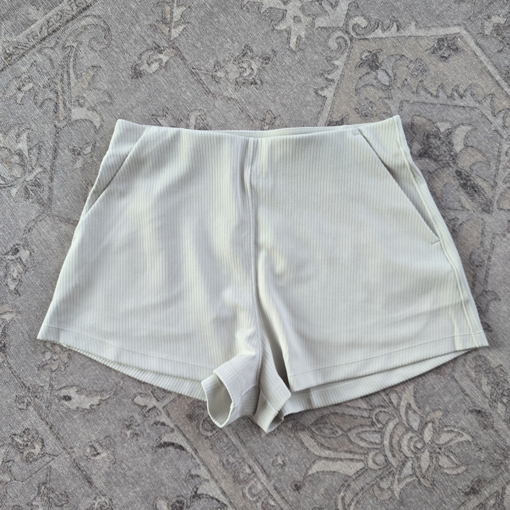 Lululemon Ribbed Softstreme High-Rise Short 2" Bone, Size 8 NWT